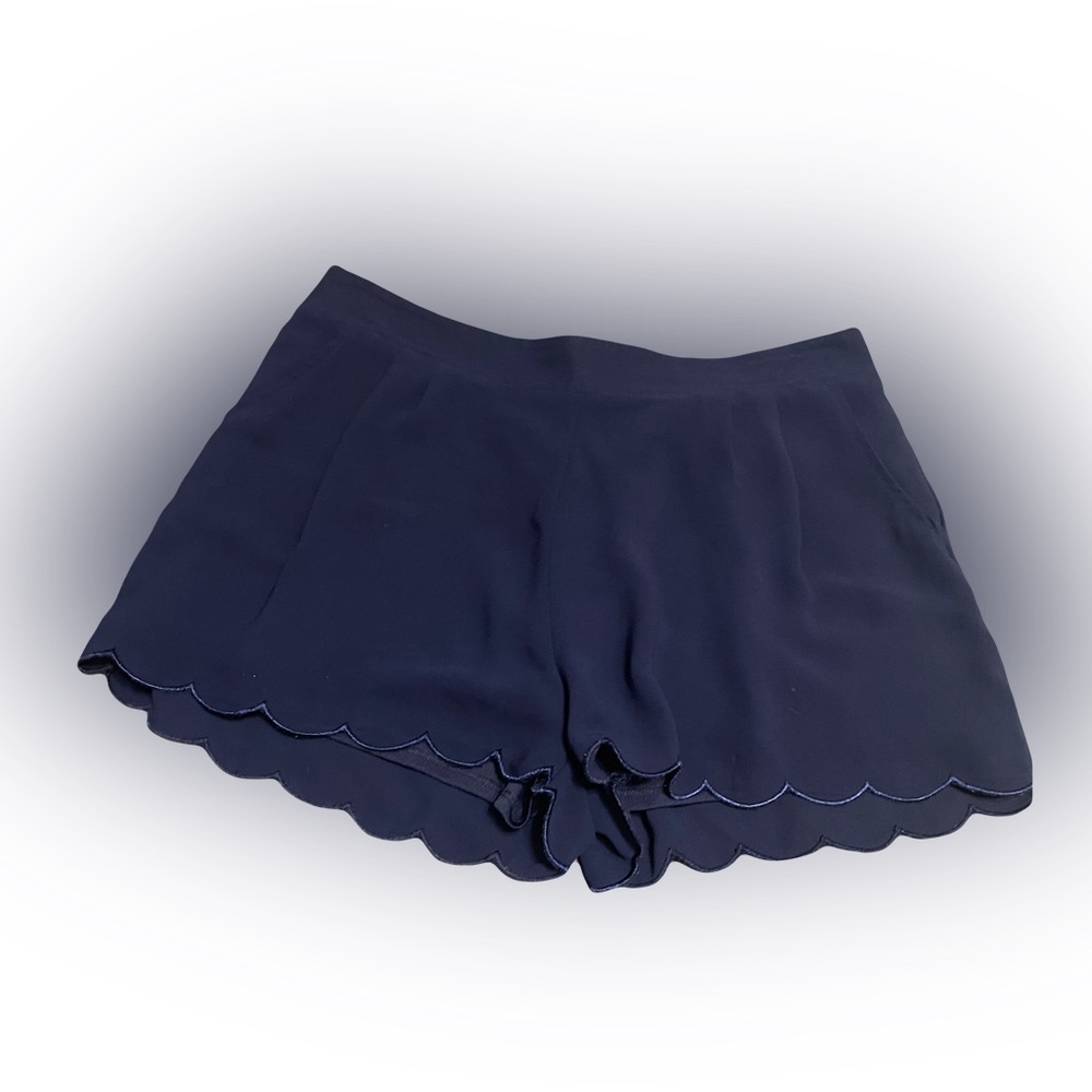 Super cute scalloped shorts size M